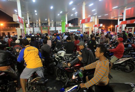 Indonesians waiting to fill their scooters with subsidized fuel last November. The country has quit subsidizing gasoline (Image: Dedi Sahputra/European Pressphoto Agency)