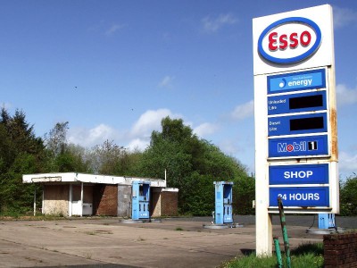 The derelict Crowood Petrol Station next to the dual carriageway on the Cumbernauld Road as you enter the wee town of Chryston on the edge of Glasgow (Image: byronv2 via Flickr)