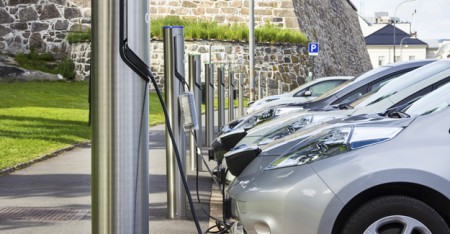 Electric car drivers can ‘fill up’ at most motorway service stations (Image: RAC)