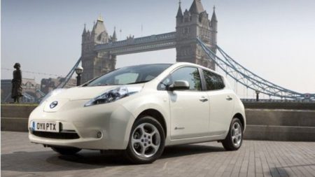 Nissan Leaf by Tower Bridge, London