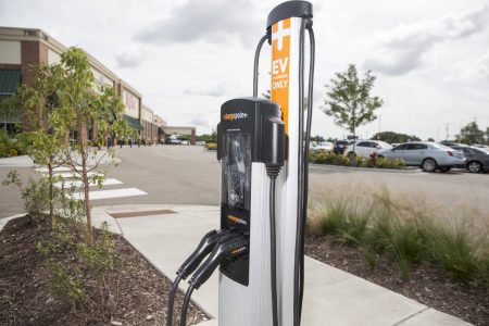 Hy-Vee, a Midwestern grocery chain, installs charging stations at all its new locations. The number of commercial charging stations is growing quickly. (Image: A+G/WSJ)