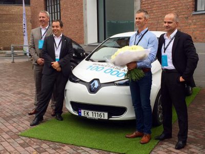 Renault has handed over the keys to its 100,000th electric car, a ZOE (Image: Renault)