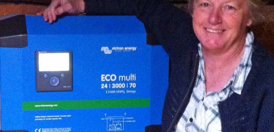 Jill Goulder with lithium battery for storing solar electricity (image: YouGen)