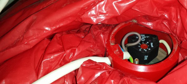 Figure 3: New thermostat installed, note temperature adjustment (Image: T. Larkum)