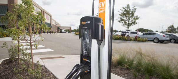 Hy-Vee, a Midwestern grocery chain, installs charging stations at all its new locations. The number of commercial charging stations is growing quickly. (Image: A+G/WSJ)